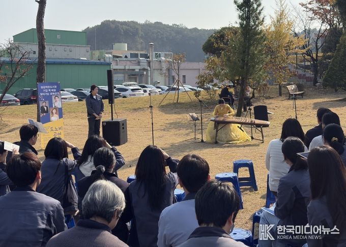 화성시립양감작은도서관이 31일 기업 근로자를 위한 찾아가는 문화공연을 운영하고 있다