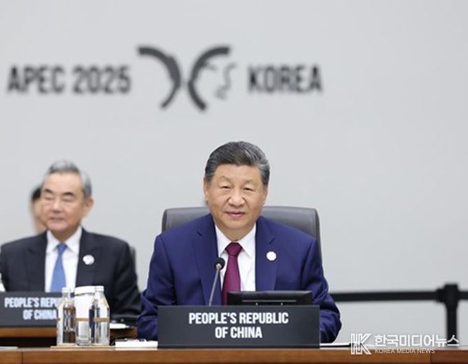 31일 오전 시진핑(習近平) 중국 국가주석은 '제32차 아시아태평양경제협력체(APEC) 경제체 지도자회의' 제1세션 회의에 참석해 '보혜·포용의 개방형 아시아태평양 경제를 공동 건설하자'는 제목의 중요 연설을 했다. (사진/신화통신)