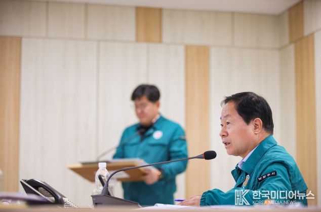 주광덕 시장이 재난상황실 토론훈련 현장을 지휘하고 있다.