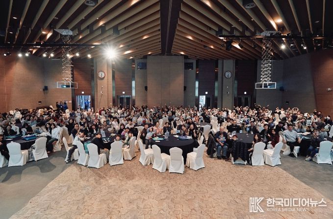 지난 1일 인천국제공항공사 항공교육원에서 열린 국내 거주 다문화 가족 초청 통합캠프인 ‘가치마을 가족 나들이’ 행사에서 참여자들이 단체사진을 촬영하고 있다.