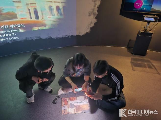 참여자들이 스마트기기와 실물 단서를 활용해 미션을 해결하는 방탈출형 체험 콘텐츠 ‘용화향도 시즌2’의 한 장면