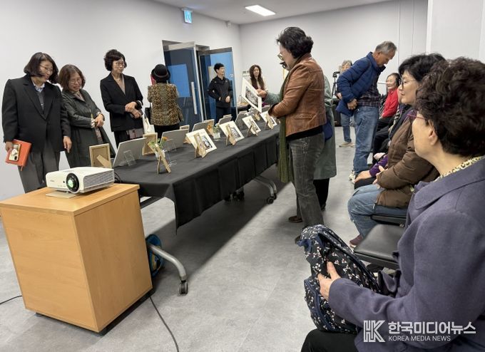 강화군노인복지관, 빛과 모래의 예술 샌드아트 전시 ‘나의 계절 빛나는 모래이야기 展’ 개최