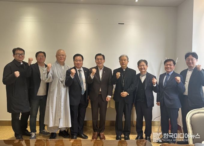이재준 수원특례시장(사진 가운데)이 ‘개신교, 천주교, 불교, 원불교 4대 종단 간담회’ 참석자들이 함께 하고 있다
