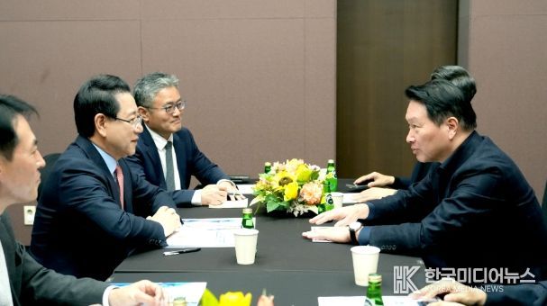 김영록 전라남도지사가 3일 서울 코엑스 오픈미팅룸에서 최태원 SK그룹 회장과 면담을 갖고 ‘오픈AI AI데이터센터’ 등과 관련해 투자협의를 하고 있다.