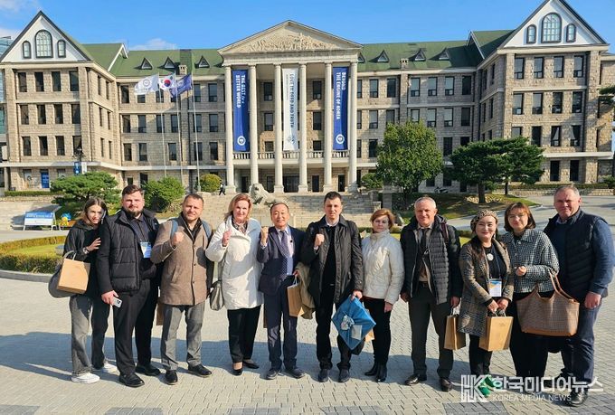 한양대 입구에서 10월 28일 한국과 우크라이나 관계자들이 함께 기념촬영을 하고 있다. 사진 맨 좌측에서 다섯번쨰는 한국-우크라이나 뉴빌딩협회 (KUNBA)의 이사장 이양구 (전 우크리아니 대사)이며, 우측에서 세번째는 글로벌외교관포럼의 제나 정 (Dr.Zena Chung) 이사장이다.