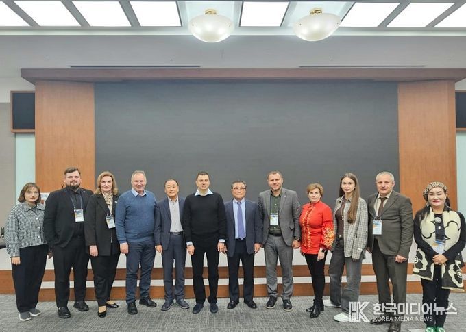 10월 28일 한국과 우크라이나 관계자들이 한국경제개발원 내에 설립된 글로벌지식협력단지를 방문해 한국 경제 발전사를 다룬 전시관을 방문하고 함께 기념촬영을 했다. 사진 맨 좌측에서 다섯번쨰는 KUNBA의 이사장 이양구 (전 우크리아니 대사)이며, 사진 맨 우측이 글로벌외교관포럼의 제나 정 (Dr.Zena Chung) 이사장이다.