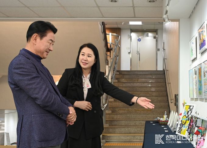 김동근 시장이 11월 3일 시민 갤러리에서 ‘의정부시 어린이 작품 전시회’ 작품들을 둘러보고 있다.