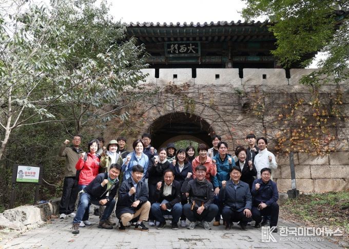 북한산성 대서문 앞에서 현장 설명회 참여자들이 기념촬영하고 있다.