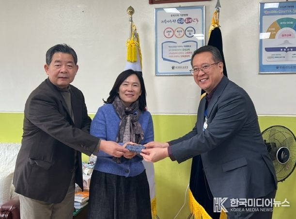 청주시립합창단, 학교 교가 업그레이드 ‘교가 드림’ 진행. 사진(왼쪽부터 이민영 청주시립합창단 예술감독 겸 상임지휘자, 윤남용 문예운영과장, 정성용 청주중앙여고 교장)