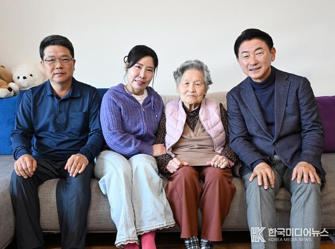 김동근 시장이 11월 3일 100세 생신을 맞은 관내 어르신 가정을 방문해 함께 기념사진을 찍고 있다.