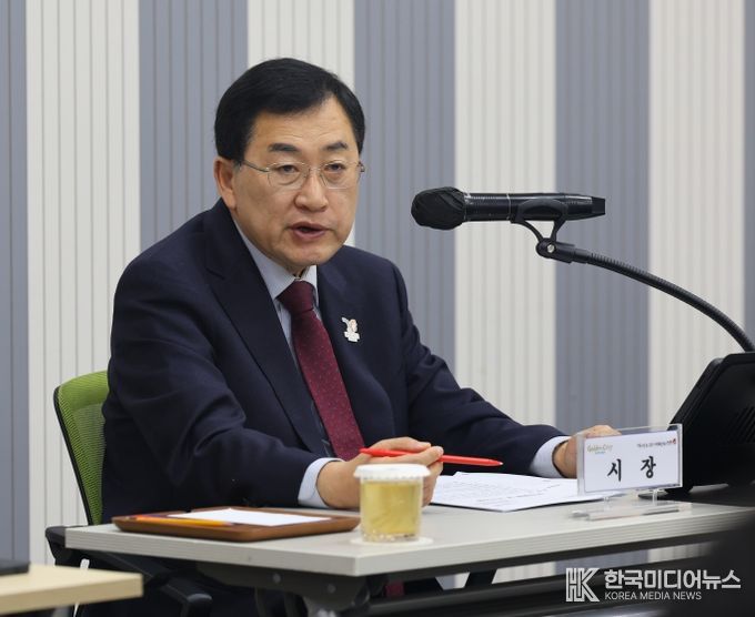 주낙영 경주시장이 5일 시청 대회의실에서 열린 ‘11월 읍면동장 회의’를 주재하며 지역 현안을 점검하고 있다.