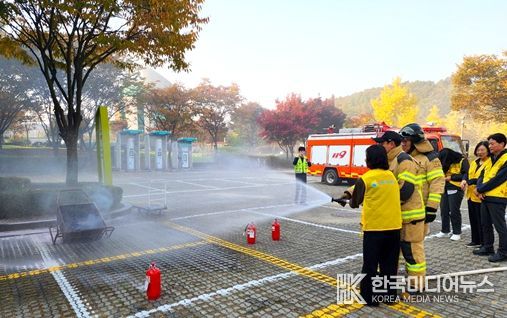 인천어린이과학관은 4일 인천계양소방서 장기 119안전센터 소속 소방관과 자위소방대원 약 40명이 참여한 가운데 합동 소방훈련을 실시했다.