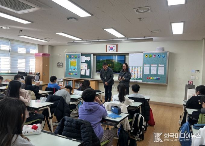 수업을 듣는 원중초등학교 학생들