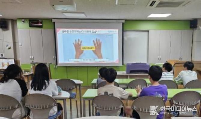 화성특례시가 관내 어린이들을 대상으로 손씻기 교육을 하고 있다