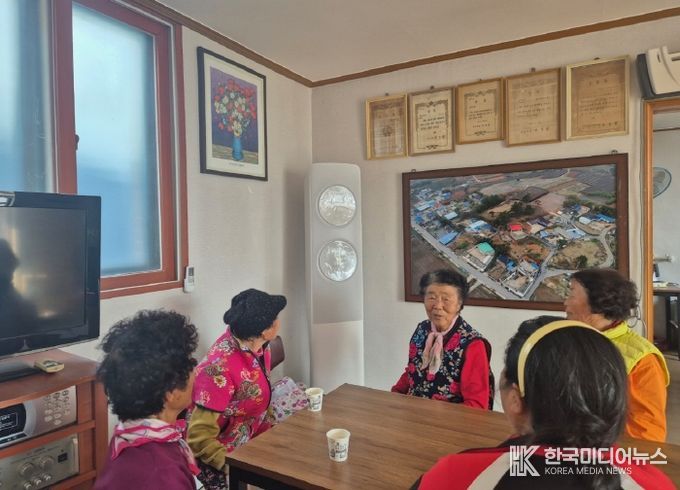 가전제품 구입비 지원으로 경로당에 새로 설치된 에어컨