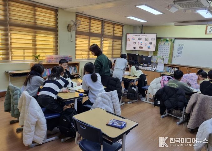 지역 시민이 직접 디지털 윤리 강사로 참여하는 '디지털 윤리 교실'이 진행되고 있다.