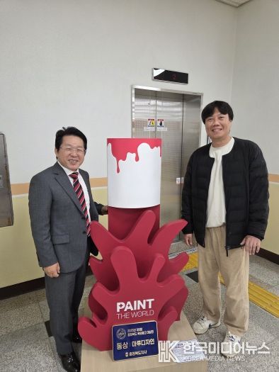 진천읍 예술작품 기탁식 사진(오른쪽 권진수 대표)