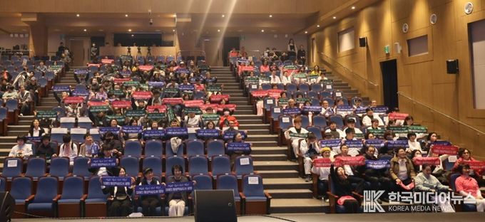 지난 7일 광명평생학습원과 광명극장 일대에서 열린 ‘2025년 광명시 장애인 평생학습 성과공유회’ 참석자들이 기념사진을 촬영하고 있다.