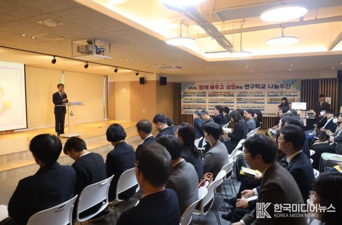 천창수 교육감이 11일 울산교육연구정보원 박상진홀에서 열린 '2025학년도 초등 연구학교 나눔주간' 행사에 참여해 인사말을 하고있다