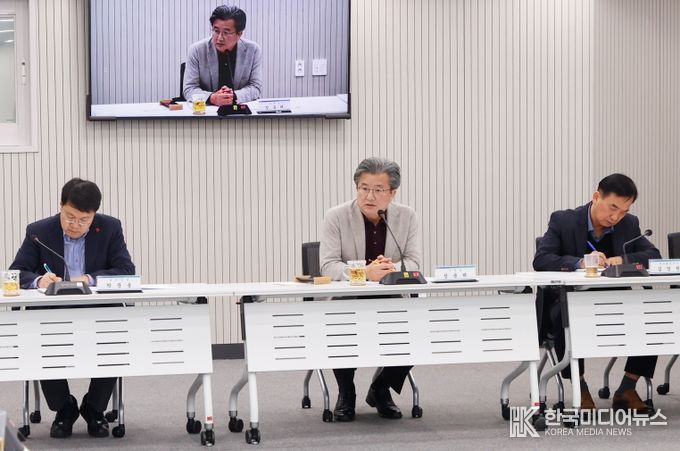 정용래 유성구청장이 지난 11일 오후 11월 확대간부회의를 주재하며 간부 공무원들의 책임의식을 강조하고 있다.