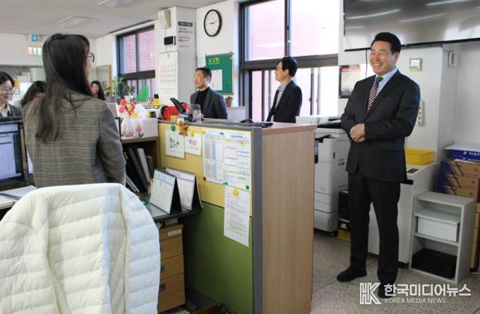 태안교육지원청, 농업인의 날 맞아 가래떡데이 행사로 직원 소통과 화합 다져