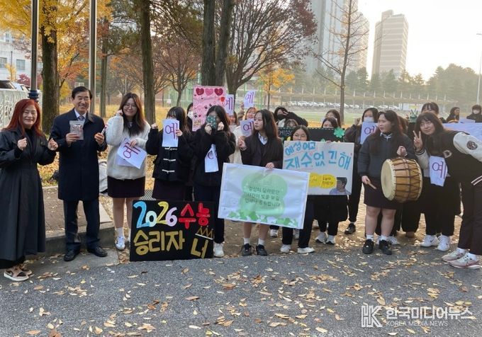 예성여고에서 조길형 시장이 수험생을 응원하고 있다.