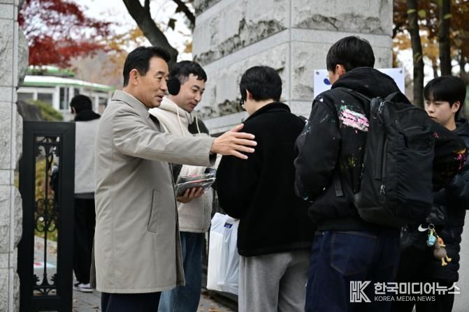 백영현 포천시장, 수험생 응원 위해 동남고 방문해 격려