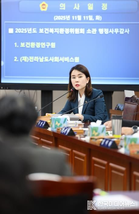 한숙경 의원(더불어민주당·순천7)이 지난 11일 전남보건환경연구원 행정사무감사에서 질의하고 있다.