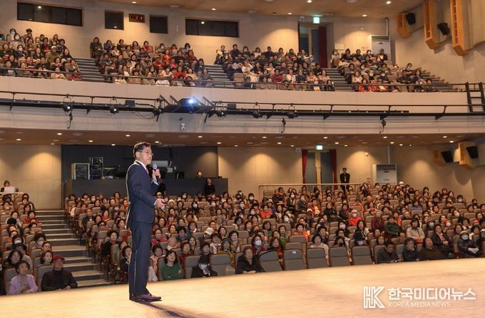 이기재 양천구청장이 반장들에게 특강을 진행하고 있는 모습