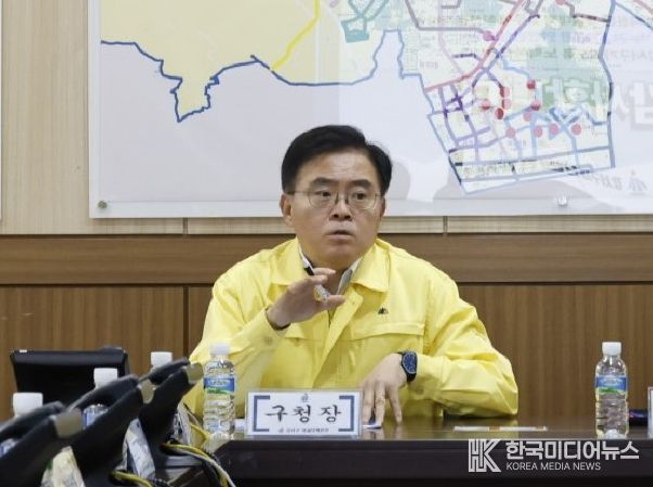 진교훈 서울 강서구청장이 구청에서 ‘제설대책본부 발대식’을 갖고 재난 안전 부서장들과 함께 겨울철 제설대책을 최종 점검하고 있다. 구는 2026년 3월 15일까지 4개월간을 제설대책기간으로 정하고 24시간 비상근무체제에 들어간다.