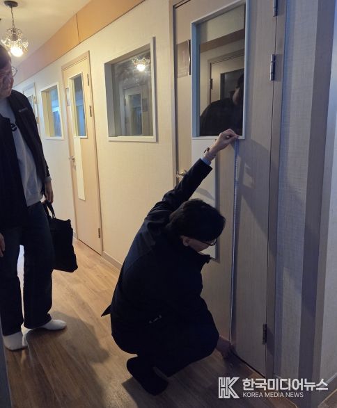 수원특례시, 유관기관 관계자들이 신종·변종 룸카페를 대상으로 합동점검을 진행하고 있다.