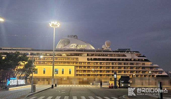 인천항 크루즈 터미널에 리젠트 세븐시즈(Regent Seven Seas)사의 ‘세븐시즈 익스플로러(Seven Seas Explorer)’호가 정박해 있다 / 사진제공 = 인천항만공사