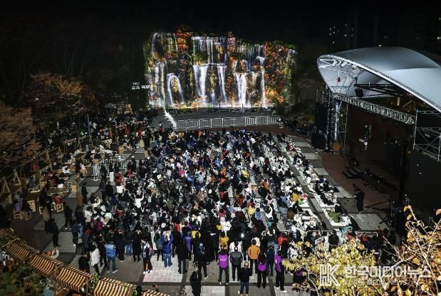 지난 15일 배봉산 숲속폭포에서 미디어파사드 작품이 첫 상영되고 있다.