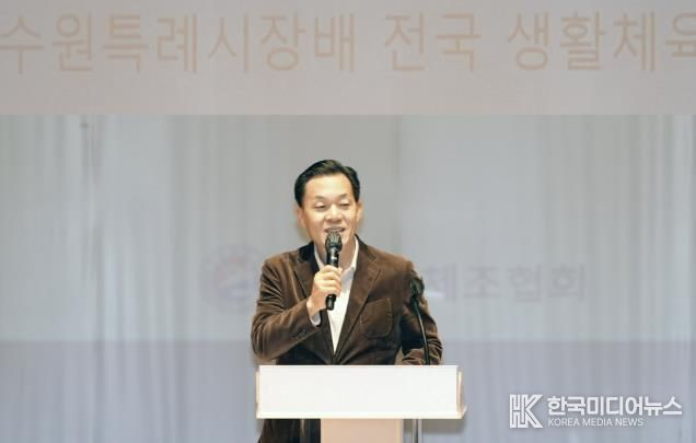 이재준 수원시장이 제1회 수원특례시장배 전국 생활체육 체조대회에서 인사말을 하고 있다.
