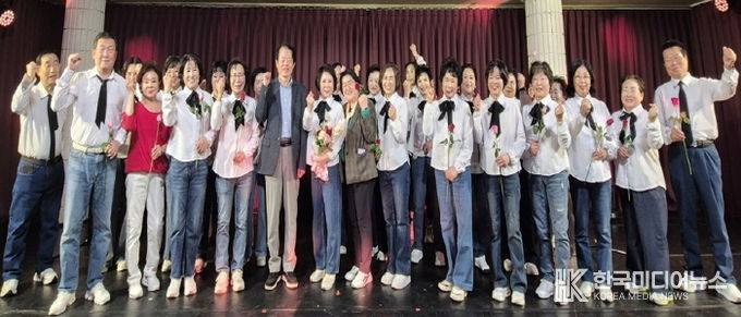 수원시 영통구 광교2동 라온시니어 합창단, 주민 환호 속에 정기연주회 성료