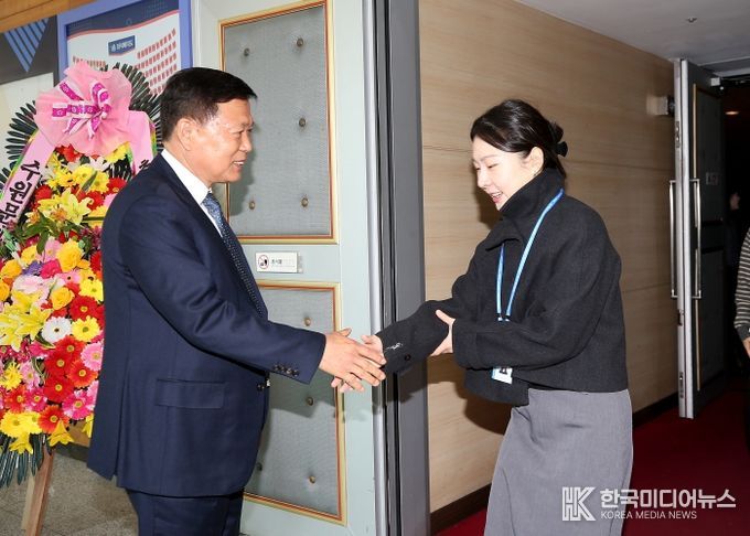 이영인 제4대 신임 수원도시공사 사장이 이날 오전 한누리아트홀에서 열린 취임식에서 공사 임직원들과 인사를 나누고 있다. (사진=수원도시공사 제공)