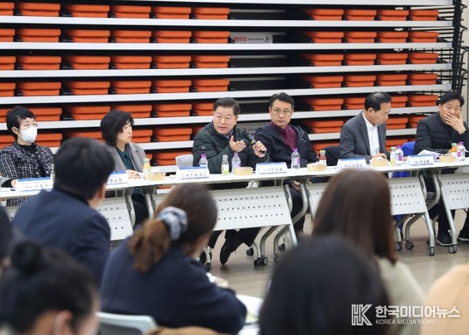 박승원 광명시장이 17일 오후 광명동초등학교 통학로 안전 확보를 위한 현장간담회에 참석해 발언하고 있다.