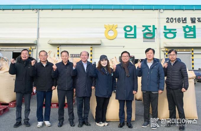 김석필 천안시장 권한대행 부시장이 18일 입장면 공공비축미곡 수매 현장을 찾아 농업인을 격려하고 있다.