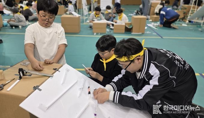 2025 전라남도 창의‧도전 페스티벌’에 참가한 학생들이 롤링볼 제작 활동을 하고 있다.