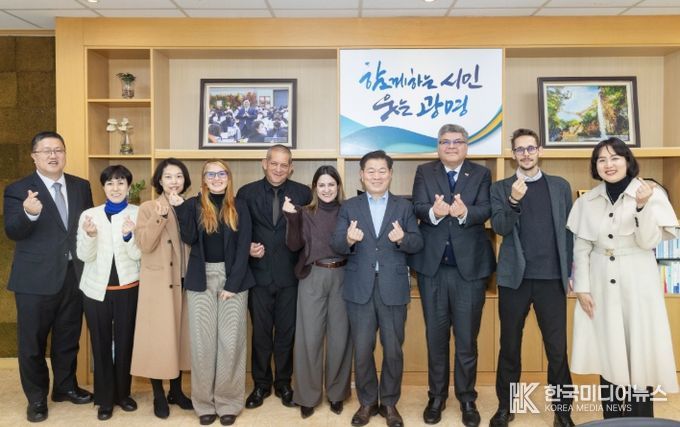 박승원 광명시장(사진 왼쪽 일곱 번째)이 17일 사회적경제·공정무역 분야의 교류 확대를 위해 광명시를 방문한 코스타리카 대사관과 코스타리카 커피연구소(ICAFE) 관계자와 차담회를 진행하고 기념사진을 촬영하고 있다. 사진 왼쪽 다섯 번째 마빈 로하스 커피연구소 이사, 여섯 번째 마리오 호세 카스티요 부총괄이사, 여덟 번째 호르헤 발레리오 주한 코스타리카 대사.