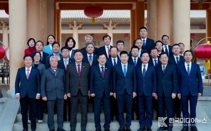 중국 둔황시를 방문한 주낙영 경주시장과 경주시 대표단이 18일 둔황시청 앞에서 둔황시 주요 인사들과 기념촬영을 하고 있다.