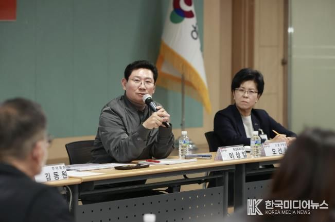 이상일 용인특례시장이 19일 기흥구청 다목적홀에서 ‘입주대표의회의 소통콘서트’를 열고 시민과 현안에 대해 이야기를 나누고 있다.