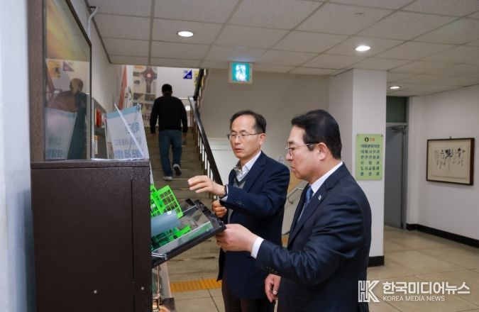 1회용기를 사용하는 옥천군 고위공직자 모습