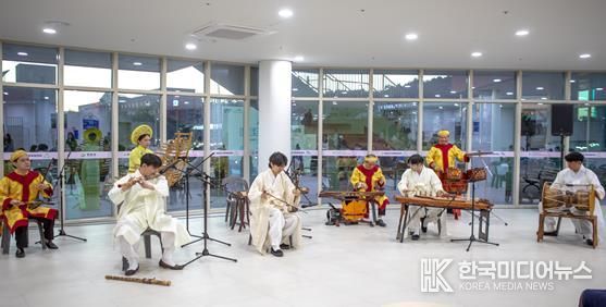 베트남 다낭시 전통예술단과 성향예술단이 한·베 전통음악 합동 공연을 통해 다문화 교류의 장을 마련