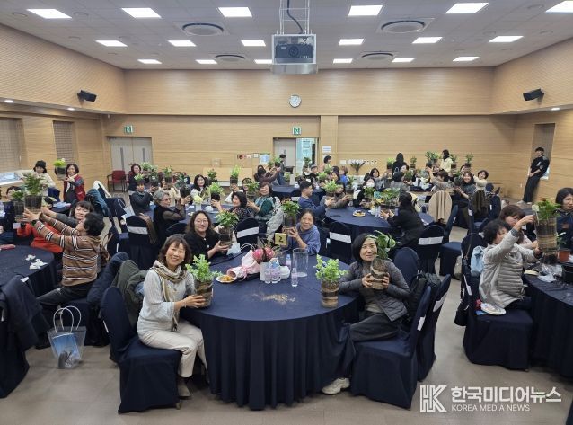 도시농업 참여자들과 유관기관 관계자 등이 ‘2025년 도시농업 종합평가회’에서 함께하고 있다.