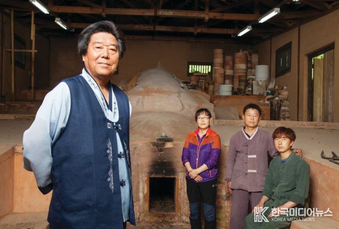 전라남도 무형문화유산 청자장 이용희 선생.