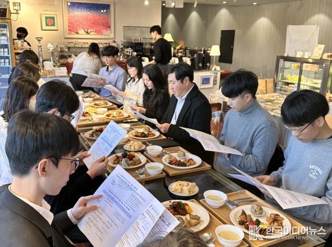 부천시 행정지원과 인사팀 직원들이 시청 신규 공무원들 대상으로 찾아가는 인사 상담방을 진행하고 있다.