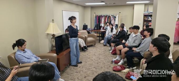 ‘글로컬 미래역량강화 프로그램’에 참여한 학생들과 현지 한인 유학생들이 진로탐색을 주제로 한 교류세미나를 열고 있다.