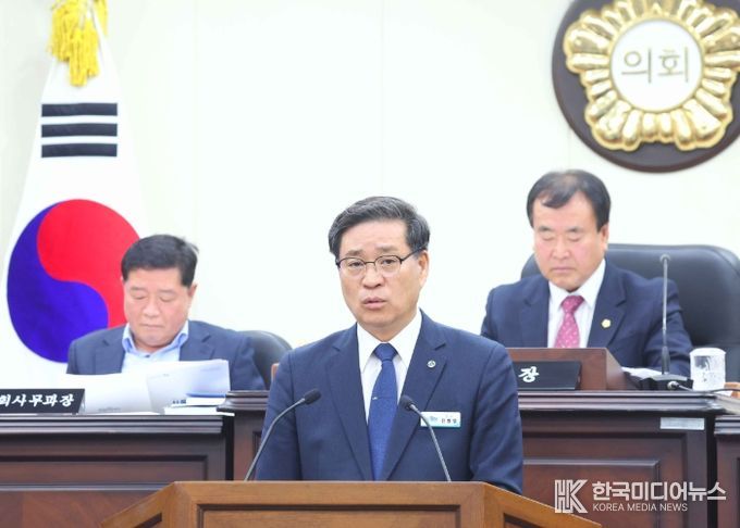 진병영 함양군수는 25일 제296회 함양군의회 제2차 정례회에서 2026년도 예산안을 제출하며 내년도 군정 운영 방향을 밝혔다.