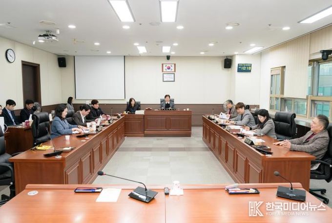 용인특례시의회 자치행정위원회, 2025년도 행정사무감사 마무리하며 강평 실시